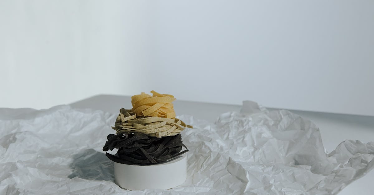 découvrez la délicatesse des tagliatelles, des pâtes italiennes en forme de larges rubans, idéales pour accompagner vos sauces préférées. apprenez des recettes savoureuses et maîtrisez l'art de la préparation de ces pâtes fait-maison pour un véritable voyage culinaire.