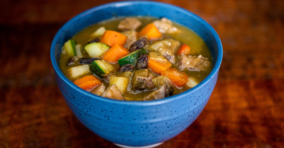 découvrez une délicieuse recette de soupe de courgettes, parfaite pour régaler vos papilles avec des ingrédients frais et sains. idéale en entrée ou en plat principal, cette soupe onctueuse et savoureuse saura réchauffer vos soirées. à essayer absolument !