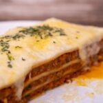découvrez la recette classique de la béchamel, une sauce crémeuse et veloutée idéale pour accompagner vos plats de pâtes, gratins et légumes. apprenez à réaliser cette base culinaire incontournable en quelques étapes simples et sublimez vos recettes.