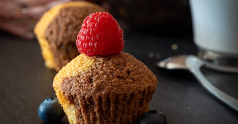 découvrez notre délicieuse recette de muffins aux mûres, moelleux et faciles à préparer. parfaits pour le petit-déjeuner ou le goûter, ces muffins gourmands sauront ravir toute la famille avec leur saveur fruitée.