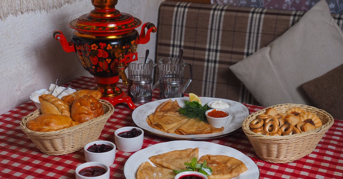 découvrez tout sur les blinis : ces petites crêpes moelleuses d'origine russe, idéales pour accompagner du saumon, du tarama ou du caviar. recettes, astuces et idées gourmandes pour vos apéritifs et brunchs !