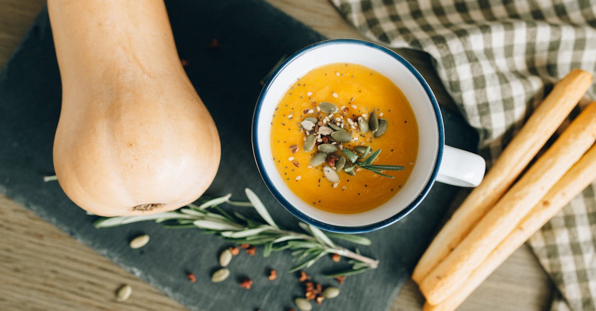 découvrez une délicieuse soupe de butternut, onctueuse et réconfortante, parfaite pour les soirées d'hiver. ce plat savoureux allie la douceur de la courge butternut à des épices réchauffantes, idéal pour régaler vos proches.