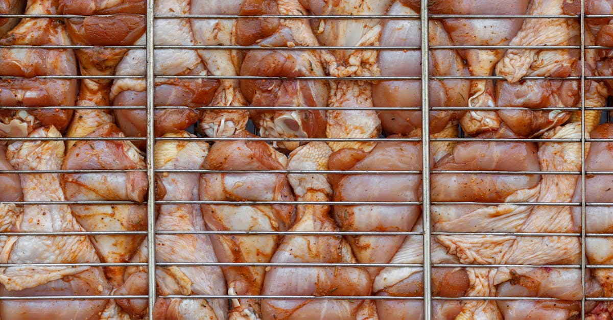 découvrez notre délicieuse recette de cuisses de poulet, tendres et croustillantes, idéales pour un repas convivial en famille ou entre amis. parfaites pour le barbecue ou au four, ces cuisses de poulet s'accompagnent de vos sauces préférées et de légumes de saison. variez les saveurs et régalez vos papilles !