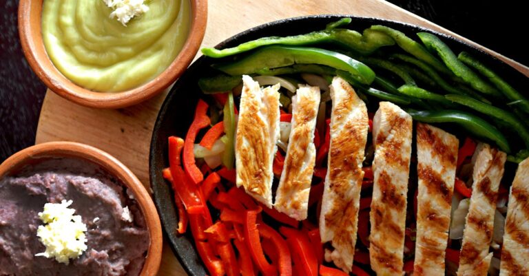 découvrez nos délicieuses chicken strips croustillantes, parfaites pour un snack savoureux ou un repas convivial. préparées avec du poulet de qualité et accompagnées de sauces variées, elles raviront vos papilles à chaque bouchée. idéales pour toute occasion, nos chicken strips sont la solution gourmande dont vous avez besoin !