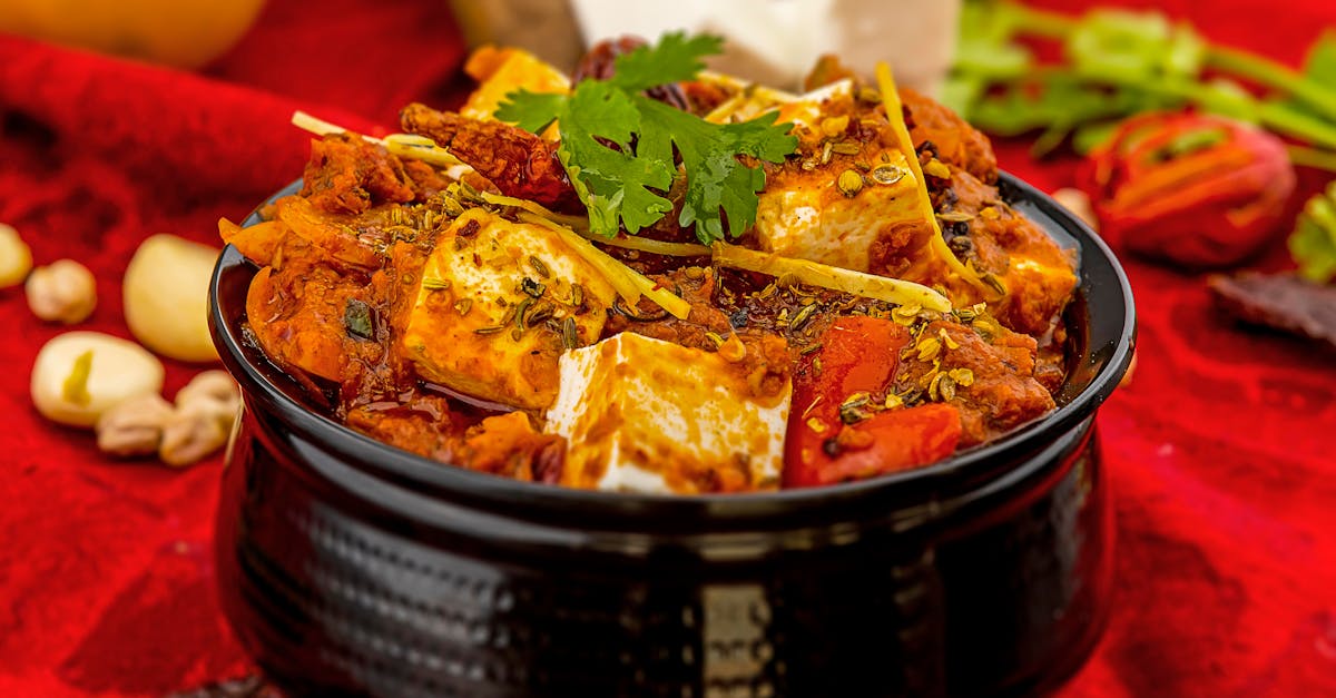 découvrez le poulet tikka masala, un plat emblématique de la cuisine indienne, alliant des morceaux de poulet tendres marinés dans des épices exotiques et cuits dans une sauce crémeuse à la tomate. parfait pour les amateurs de saveurs épicées et réconfortantes, ce plat saura séduire vos papilles avec ses arômes envoûtants et sa texture veloutée.