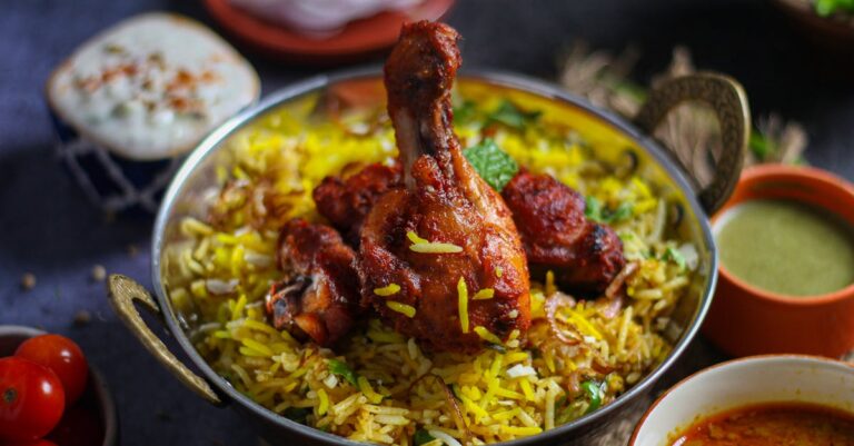 découvrez le délicieux chicken tikka masala, un plat emblématique de la cuisine indienne, alliant morceaux de poulet marinés dans des épices parfumées et cuits dans une sauce crémeuse à la tomate. parfait pour accompagner du riz basmati ou des naan, réveillez vos papilles avec cette recette savoureuse et réconfortante.
