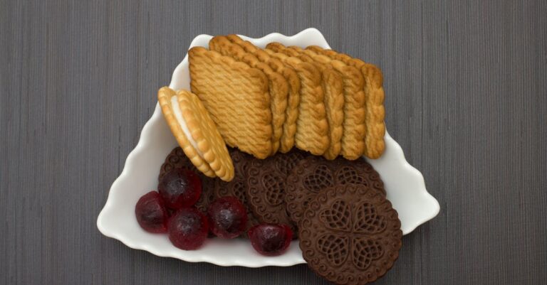 découvrez notre recette facile de chocolate cookies : des biscuits moelleux au bon goût de chocolat, parfaits pour un goûter gourmand ou une pause douceur à tout moment de la journée.