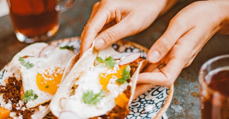 chorizo: saucisse ibérique au paprika (doux ou piquant). origines, variétés, idées recettes et astuces pour bien choisir, conserver et cuisiner.