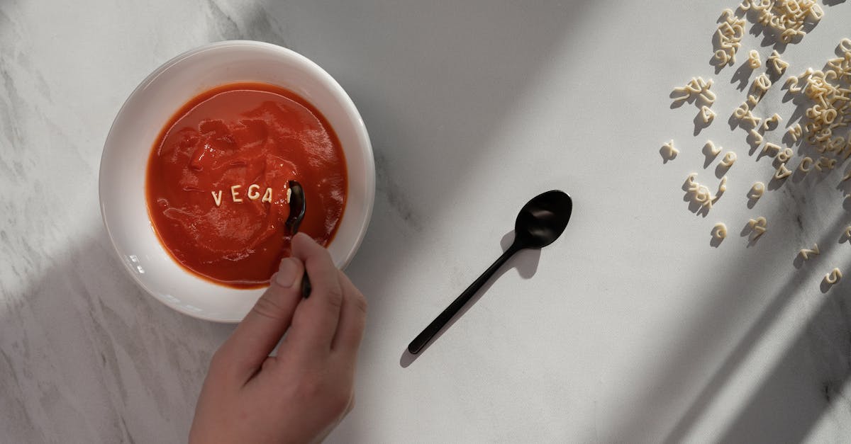 découvrez le gazpacho, une soupe froide originaire d'espagne à base de tomates fraîches, idéale pour se rafraîchir en été. facile et rapide à préparer, le gazpacho séduit par sa saveur légère et ses ingrédients sains.