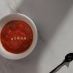 découvrez le gazpacho, une soupe froide espagnole rafraîchissante à base de tomates, idéale pour l’été. facile à préparer, saine et pleine de saveurs méditerranéennes !