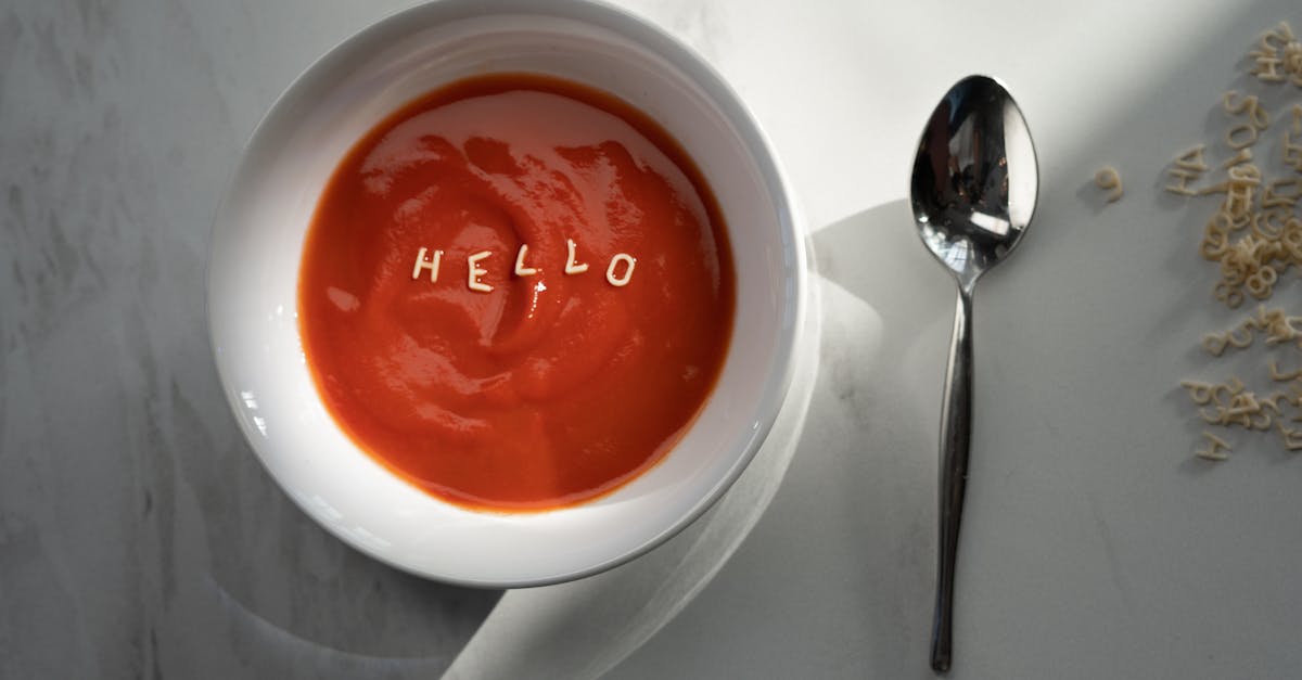 découvrez le gazpacho, une délicieuse soupe froide d’origine espagnole à base de tomates et de légumes frais. rafraîchissant et sain, parfait pour l’été !