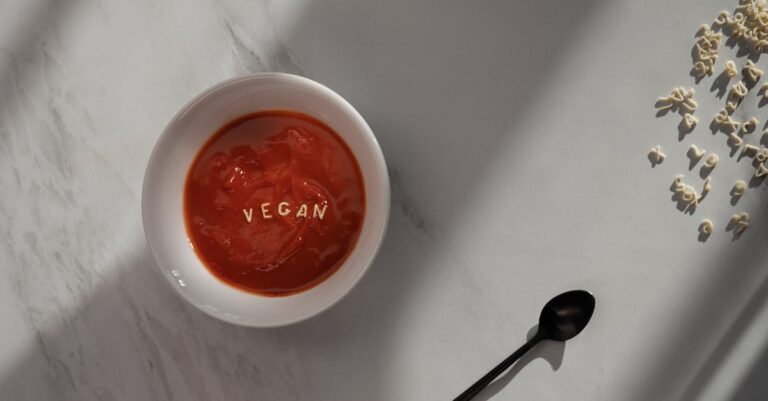 découvrez le gazpacho, une soupe froide espagnole rafraîchissante à base de tomates, idéale pour l’été. facile à préparer, saine et pleine de saveurs méditerranéennes !