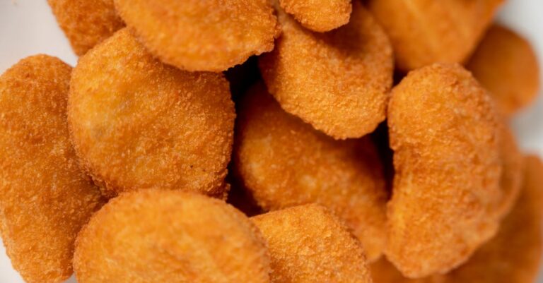 préparez de délicieux nuggets de poulet faits maison, croustillants à l'extérieur et tendres à l'intérieur. idéal pour toute la famille, avec des ingrédients simples et une recette facile à suivre.