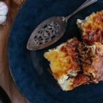 découvrez la recette authentique de la moussaka, un plat traditionnel méditerranéen à base d’aubergines, de viande hachée et de sauce béchamel. facile à préparer et savoureuse, la moussaka ravira toute la famille !