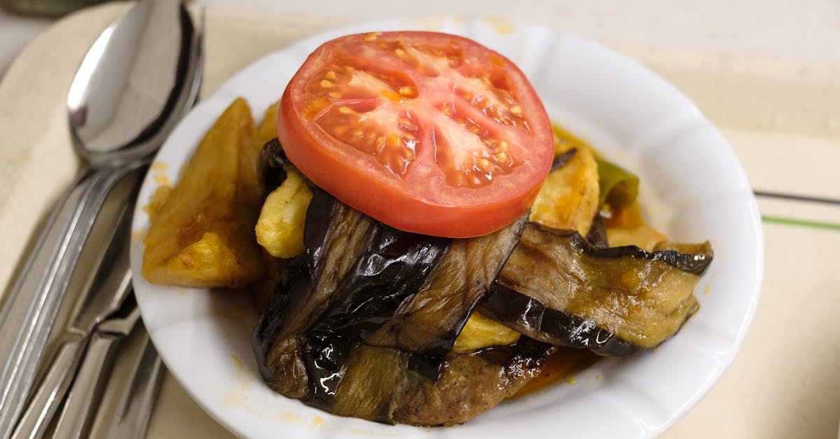 découvrez la recette traditionnelle de la moussaka, un plat grec emblématique à base d'aubergines, de viande hachée et de béchamel, facile à préparer et savoureux pour toute la famille.