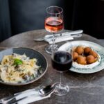 découvrez notre délicieuse recette de croquettes de pâtes, croustillantes à l’extérieur et fondantes à l’intérieur. une idée originale et gourmande pour recycler vos restes de pâtes !