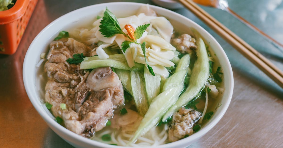 découvrez la délicieuse recette de porc aux pruneaux, un plat sucré-salé aux saveurs gourmandes, facile à préparer pour régaler toute la famille. essayez cette alliance raffinée entre la tendreté du porc et le moelleux des pruneaux !