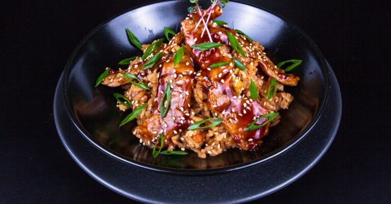 découvrez notre recette rapide et savoureuse de sauté de porc, idéale pour un dîner facile avec des légumes croquants et une sauce délicatement relevée. à cuisiner en moins de 30 minutes !