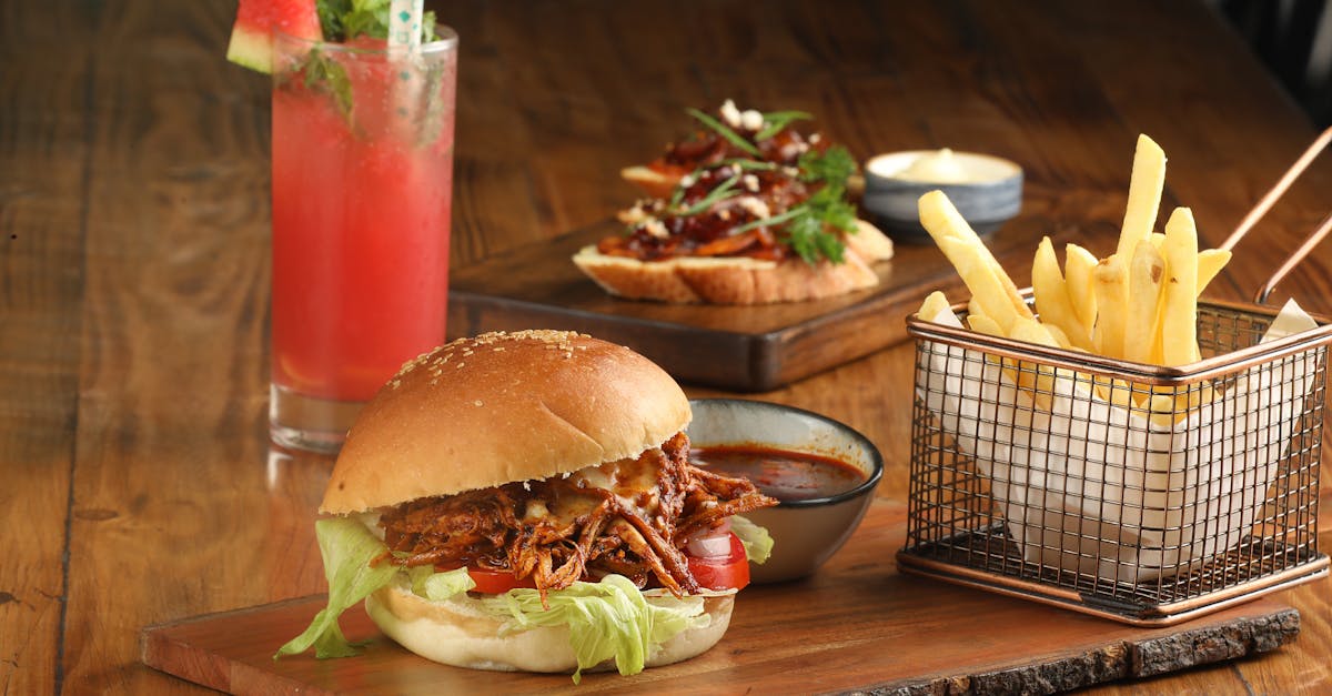 découvrez la recette savoureuse du pulled pork, un plat généreux à base de viande de porc effilochée, marinée et cuite lentement pour une tendreté exceptionnelle. idéal pour vos repas en famille ou vos barbecues entre amis, ce délice s'accompagne d'une sauce barbecue savoureuse et de pain moelleux. apprenez tous les secrets pour réaliser un pulled pork irrésistible qui ravira les gourmands!