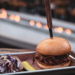 découvrez notre recette de pulled pork, un plat savoureux et moelleux à base de viande de porc lentement cuite, idéal pour vos repas en famille ou vos barbecues. accompagné de sauces délicieuses et de pains frais, ce délice typiquement américain ravira vos papilles !