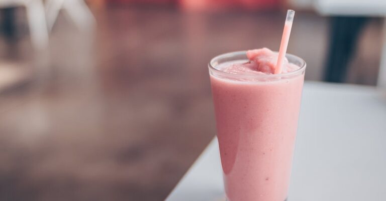 découvrez comment préparer un smoothie savoureux et rafraîchissant, idéal pour faire le plein d'énergie et de vitamines à tout moment de la journée. recettes, astuces et bienfaits pour votre santé.