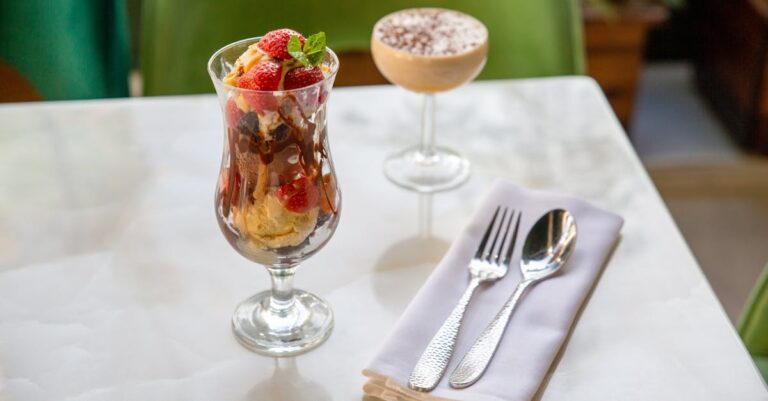 savourez une crème glacée fraise-banane onctueuse et rafraîchissante. une glace maison gourmande au bon goût de fruits, parfaite pour l’été et facile à préparer chez vous.