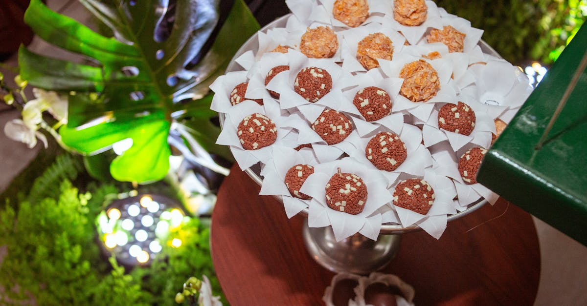 découvrez la douceur irrésistible de nos truffes au chocolat blanc, une délice fondant en bouche, parfait pour toutes les occasions. laissez-vous séduire par leur crémeux et leur saveur subtilement sucrée.