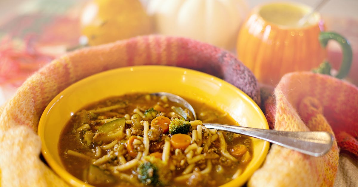 découvrez notre délicieuse recette de soupe de courgettes, onctueuse et légère, idéale pour un repas sain et réconfortant. facile à préparer, cette soupe met en valeur la saveur fraîche des courgettes.