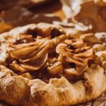 découvrez la recette authentique de la tarte aux pommes : une pâte croustillante et des pommes fondantes pour un dessert traditionnel et gourmand. facile à préparer, parfait pour toute la famille !