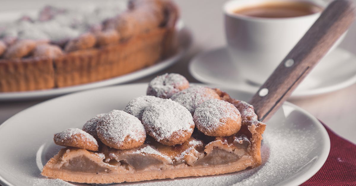 découvrez la recette classique d'apple pie, une tarte aux pommes gourmande et parfumée, parfaite pour un dessert convivial ou un goûter réconfortant. facile à préparer, cette pâtisserie plaira à toute la famille !
