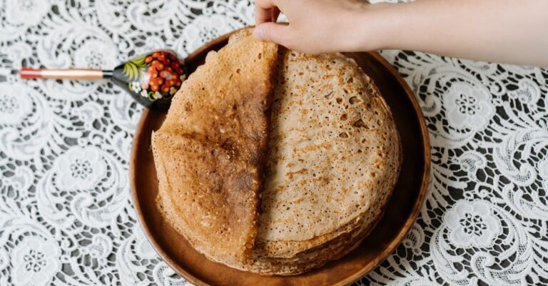 découvrez tout sur les blinis : ces petites crêpes d'origine russe, légères et moelleuses, parfaites pour l'apéritif ou accompagnées de garnitures sucrées et salées. recettes, conseils et idées pour réussir vos blinis à la maison.