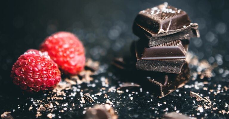 découvrez l'univers du chocolat : histoire, variétés, bienfaits et conseils pour savourer ce délicieux plaisir sucré. tout ce qu'il faut savoir sur le chocolat !