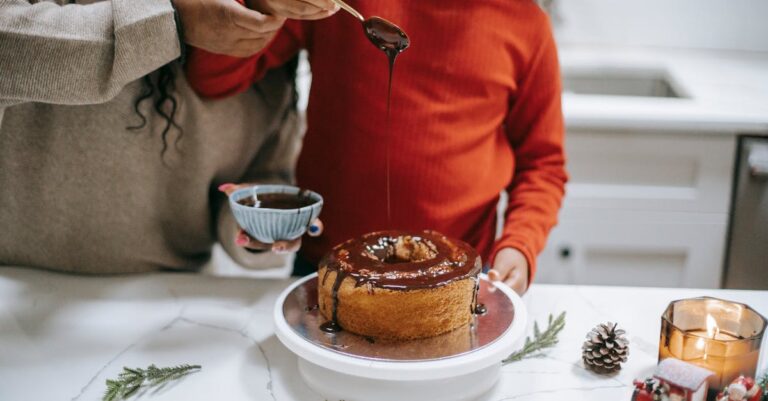 découvrez comment préparer une sauce au chocolat onctueuse et savoureuse, parfaite pour napper vos desserts, glaces, fruits ou gâteaux. recette facile, rapide et gourmande à réaliser chez soi.