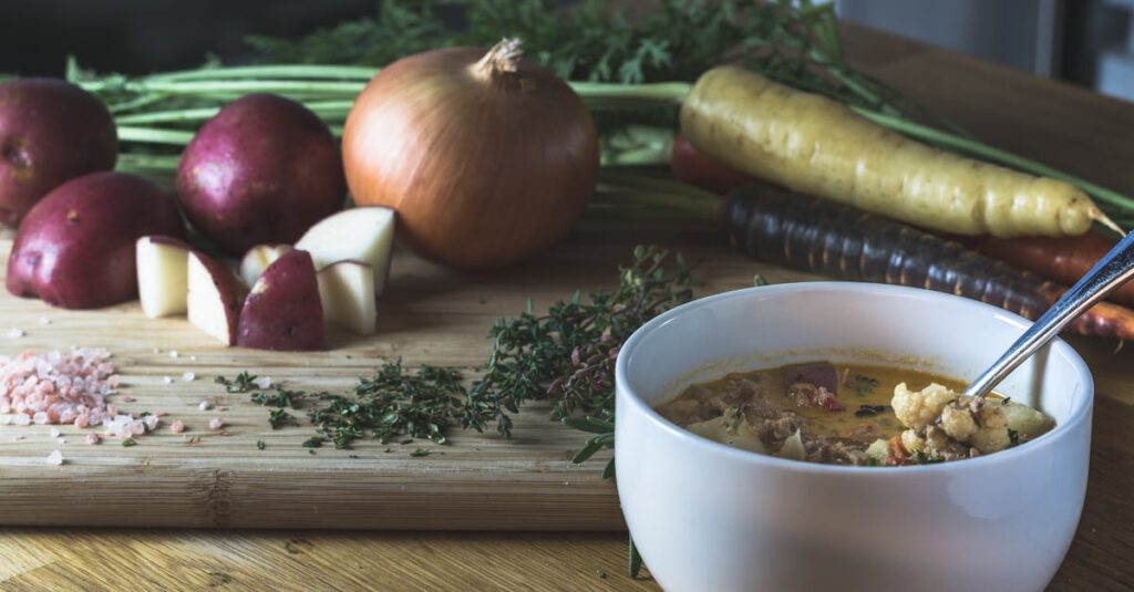 savourez une soupe crémeuse aux carottes et pommes de terre, onctueuse et réconfortante, idéale pour des repas sains et gourmands. facile à préparer, parfaite pour toute la famille !