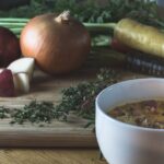 savourez une soupe crémeuse aux carottes et pommes de terre, onctueuse et réconfortante, idéale pour des repas sains et gourmands. facile à préparer, parfaite pour toute la famille !