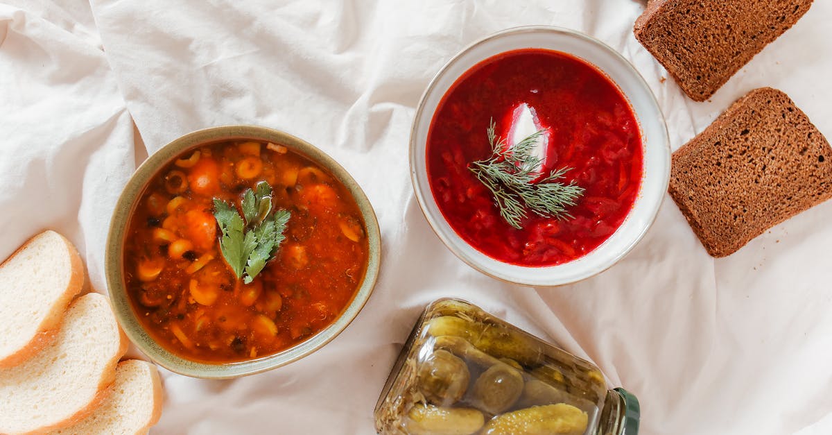 découvrez notre délicieuse recette de soupe au concombre, une entrée fraîche et légère, idéale pour l'été. facile et rapide à préparer, cette soupe est parfaite pour surprendre vos invités avec une touche originale et saine !