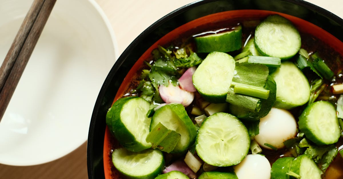 découvrez notre délicieuse recette de soupe au concombre, légère et rafraîchissante, idéale pour une entrée saine ou un dîner d'été. facile à préparer avec des ingrédients simples et naturels !