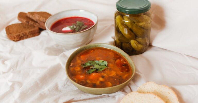découvrez notre délicieuse recette de soupe au concombre, une entrée fraîche et légère, idéale pour l'été. facile à préparer, savourez cette soupe onctueuse pleine de saveurs et de bienfaits pour la santé.