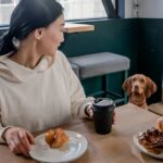 découvrez l'univers gourmand des pâtisseries françaises : croissants, éclairs, tartes et autres douceurs emblématiques à savourer pour le petit-déjeuner ou le dessert.