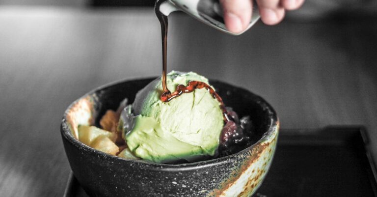 découvrez le matcha, un thé vert japonais raffiné reconnu pour ses bienfaits antioxydants, son goût unique et son énergie douce. idéal pour une pause bien-être et gourmande !