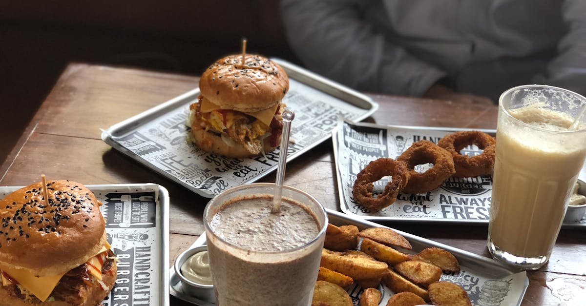 découvrez tout sur le milkshake : une boisson gourmande et rafraîchissante à base de lait et de glace, idéale pour se faire plaisir à tout moment de la journée. recettes, astuces et saveurs à tester !