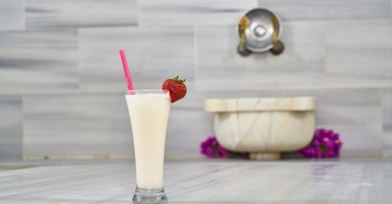 découvrez comment préparer un milkshake onctueux et savoureux en quelques minutes. recette facile, astuces pour varier les saveurs et conseils pour réussir votre boisson lactée gourmande.