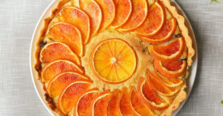 Délicieuse tarte à l’orange surmontée de meringue savourez notre délicieuse tarte à l'orange meringuée : un dessert raffiné alliant la douceur de l'orange à une meringue légère et dorée, parfait pour finir un repas en beauté.