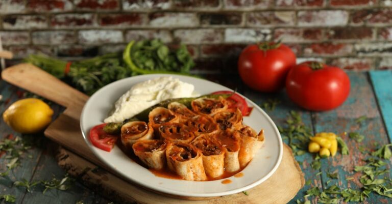 découvrez la délicieuse salade d’aubergines turque, appelée patlican salatasi : une recette savoureuse à base d’aubergines grillées, de légumes frais et d’assaisonnements méditerranéens. idéale en entrée ou en accompagnement !