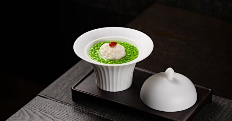 découvrez la soupe aux pois, un plat traditionnel réconfortant à base de pois cassés, idéal pour les journées fraîches. facile à préparer, pleine de saveurs et riche en protéines, cette recette plaira à toute la famille.