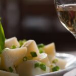 découvrez une délicieuse recette de salade de pommes de terre, idéale en accompagnement pour vos repas estivaux. facile et rapide à préparer, cette salade gourmande plaira à toute la famille.