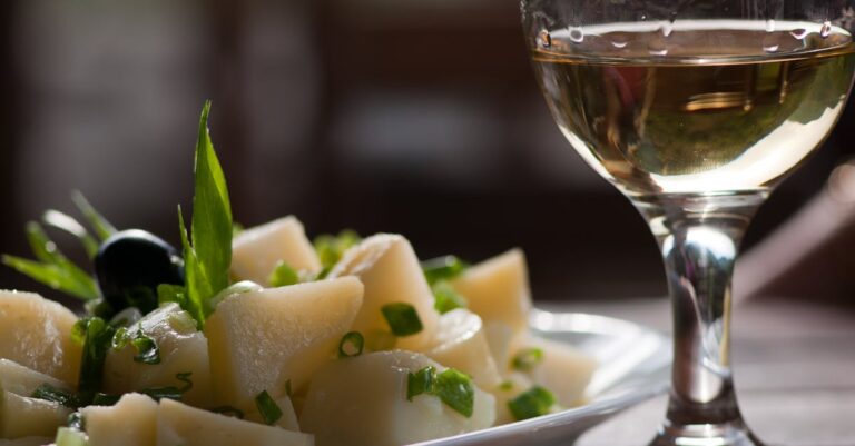 découvrez notre délicieuse recette de salade de pommes de terre, facile à préparer et parfaite pour accompagner vos grillades ou pique-niques. fraîcheur et saveurs garanties pour ravir toute la famille !