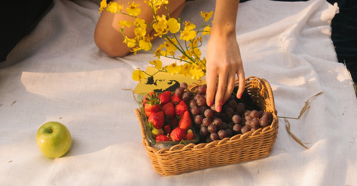 découvrez le sabayon à la fraise : une crème mousseuse et légère, sublimée par la douceur des fraises fraîches. recette simple, gourmande et parfaite pour un dessert élégant.