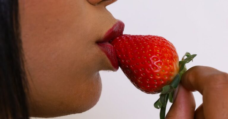 découvrez comment réaliser un délicieux sabayon à la fraise : une recette gourmande, facile et légère, idéale pour sublimer vos desserts fruités lors de vos repas estivaux.