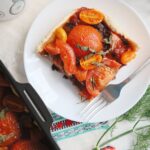 découvrez notre délicieuse recette de tarte à la tomate : une pâte croustillante garnie de tomates fraîches et d’aromates, parfaite pour un repas estival ou une entrée gourmande.